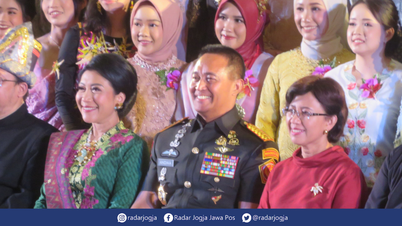 SENYUM : Panglima TNI Jenderal Andika Perkasa menghadiri pelantikan dokter muda FKKMK UGM di Grha Sabha Pramana UGM, Rabu (12/10). (DWI AGUS/RADAR JOGJA)