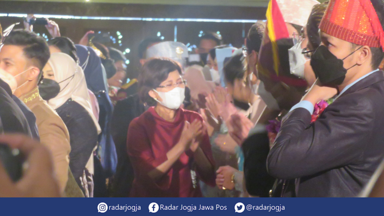 SAH : Prosesi pelantikan dokter muda lulusan FKKMK UGM di Grha Sabha Pramana UGM, Rabu (12/10). (DWI AGUS/RADAR JOGJA)