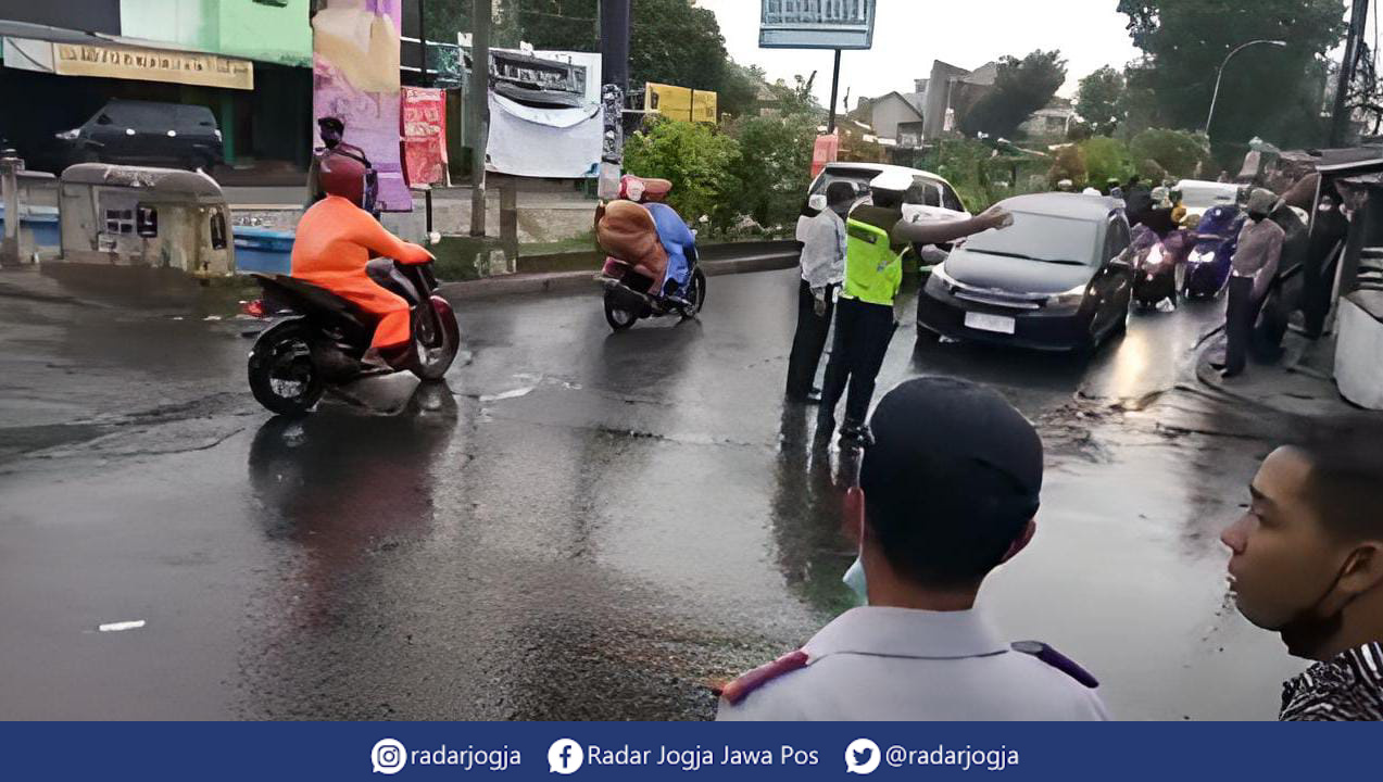 REKAYASA : Uji coba rekayasa lalu lintas di Simpang OB Selokan Mataram, Kamis (13/10). (ANNISSA KARIN/RADAR JOGJA)