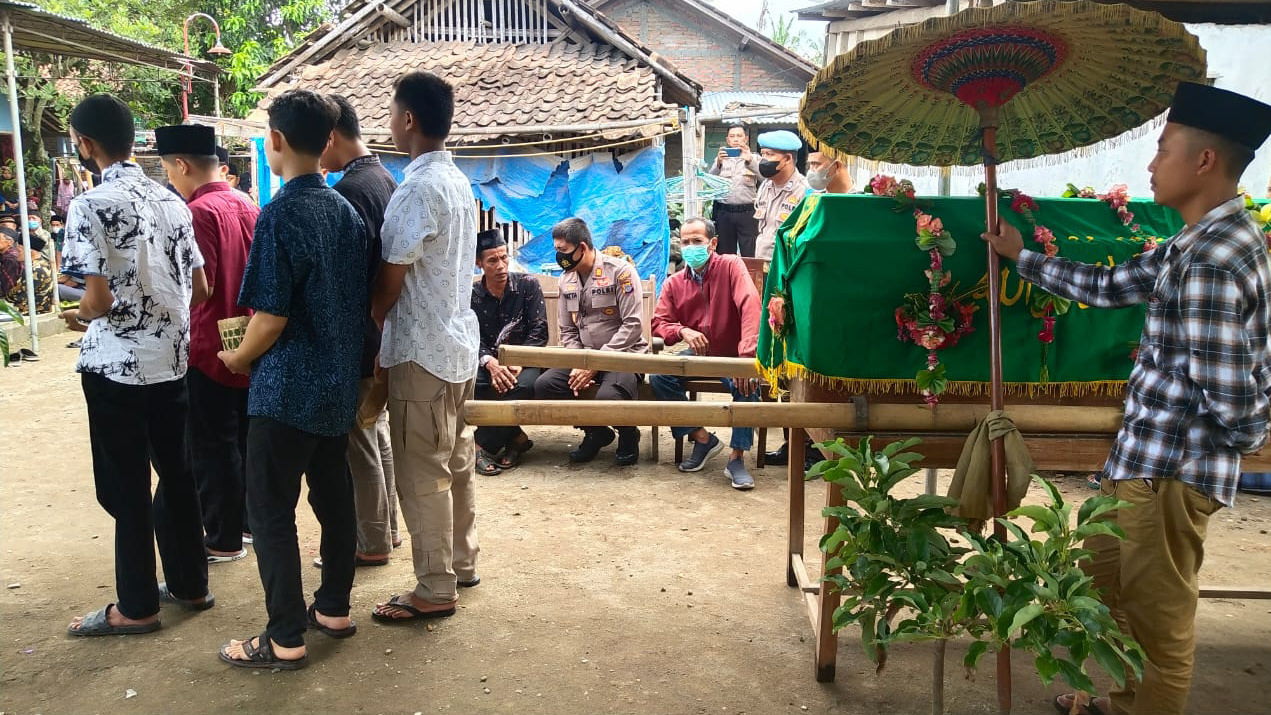 KORBAN MIHOL : Prosesi pemakaman salah satu korban mihol oplosan Muhammad Ihsan, di Kowang, Trimulyo, Jetis, Bantul, Minggu (16/10). (POLRES BANTUL for RADAR JOGJA)