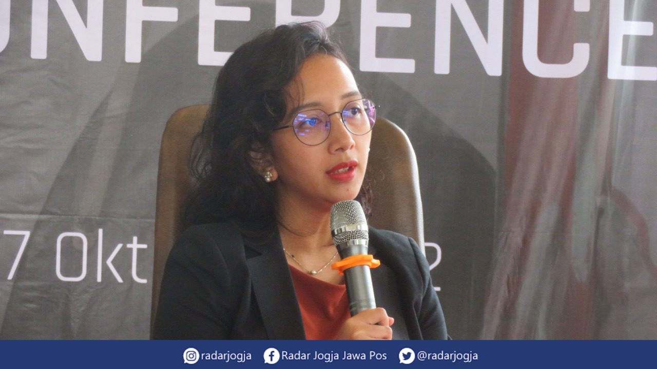 BUDAYA : Penghageng KHP Nitya Budaya Karaton Ngayogyakarta Hadiningrat GKR Bendara menjelaskan detil pameran Sumakala yang akan dibuka 28 Oktober 2022 di Pagelaran Keraton Jogjakarta. (DWI AGUS/RADAR JOGJA)