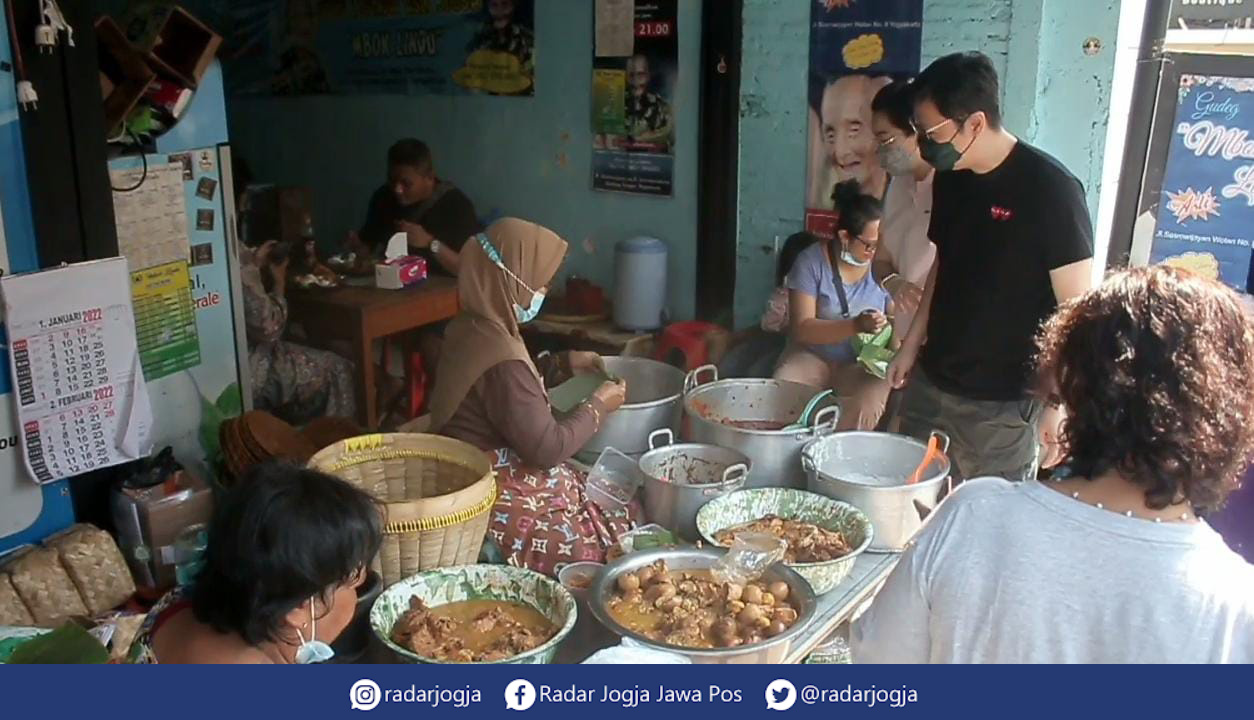 LARIS : Warung Gudeg Mbok Lindu di Jalan Sosrowijayan No. 41-43, Sosromenduran, Gedong Tengen, Kota Jogja, Selasa (18/10). (ANNISSA KARIN/RADAR JOGJA)