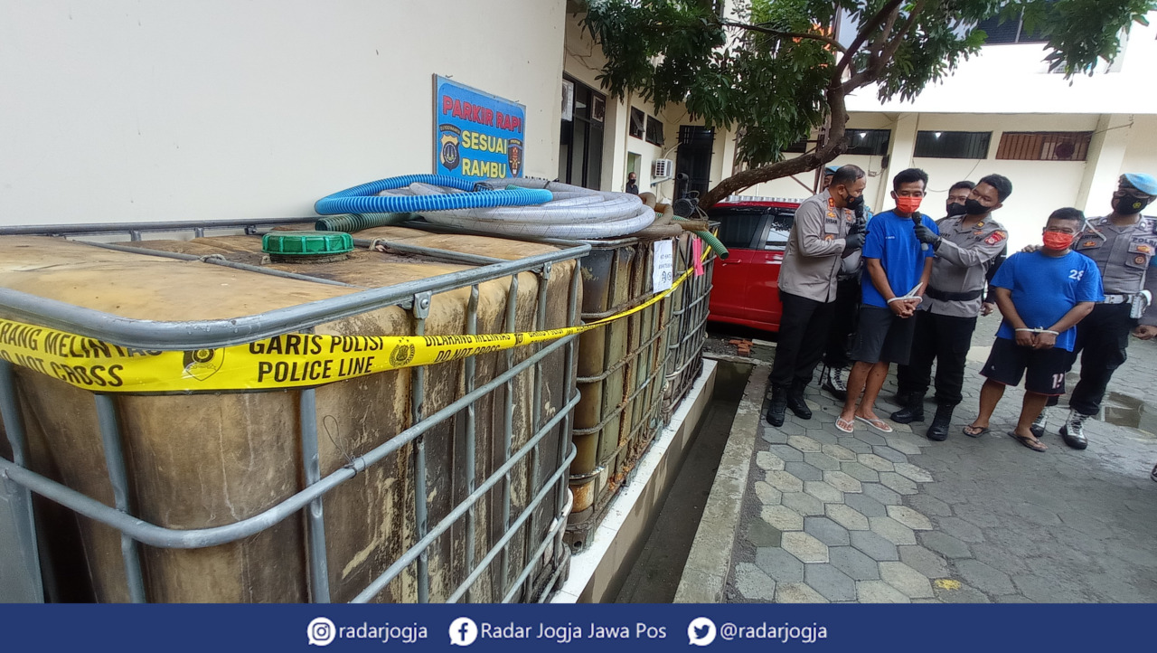 DEMI CUAN : Kapolres Bantul AKBP Ihsan tengah menginterogasi dua tersangka penimbun BBM subsidi jenis solar di komplek Mapolres Bantul, Selasa (18/10). (DWI AGUS/RADAR JOGJA)