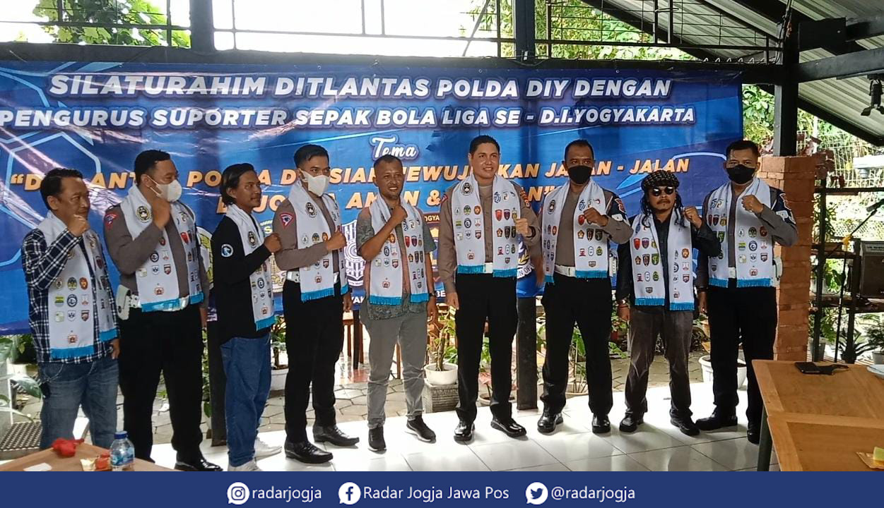 SRAWUNG : Pertemuan jajaran Ditlantas Polda DIJ dengan perwakilan suporter di Purwomartani, Kalasan, Sleman, Selasa (18/10). (ANNISSA KARIN/RADAR JOGJA)