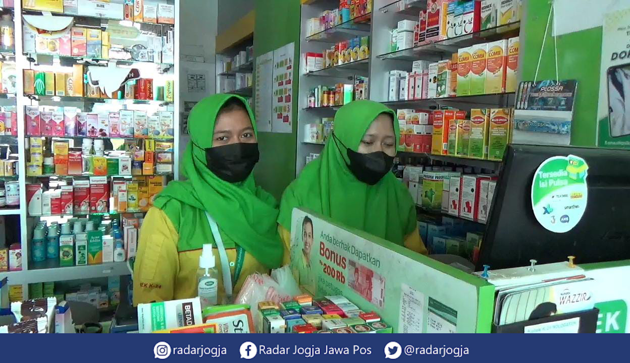 PELAYANAN MEDIS : Suasana salah satu apotek di Jalan Nologaten, Caturtunggal, Depok, Sleman yang masih menjual obat sirup, Kamis (20/10). (ANNISSA KARIN/RADAR JOGJA)