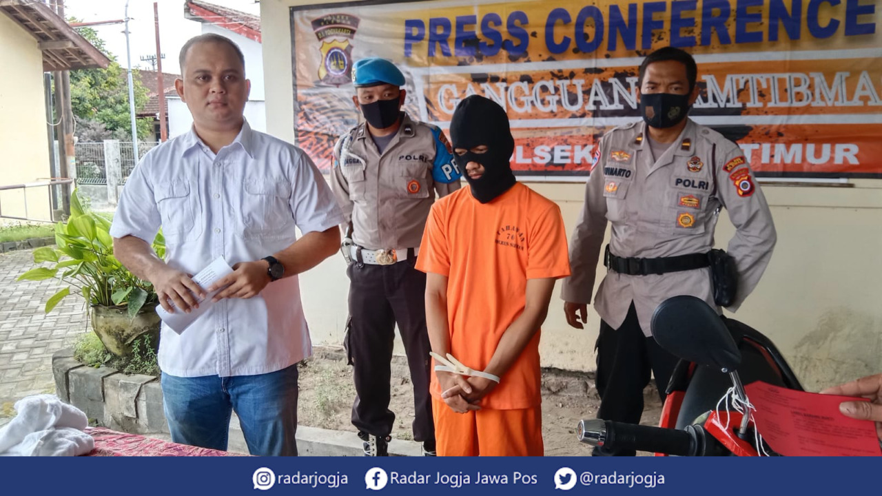 UNGKAP KASUS : Jumpa pers di Mapolsek Depok Timur terkait rilis tindak pidana pemerasan, Kamis (20/10). (ANNISSA KARIN/RADAR JOGJA)