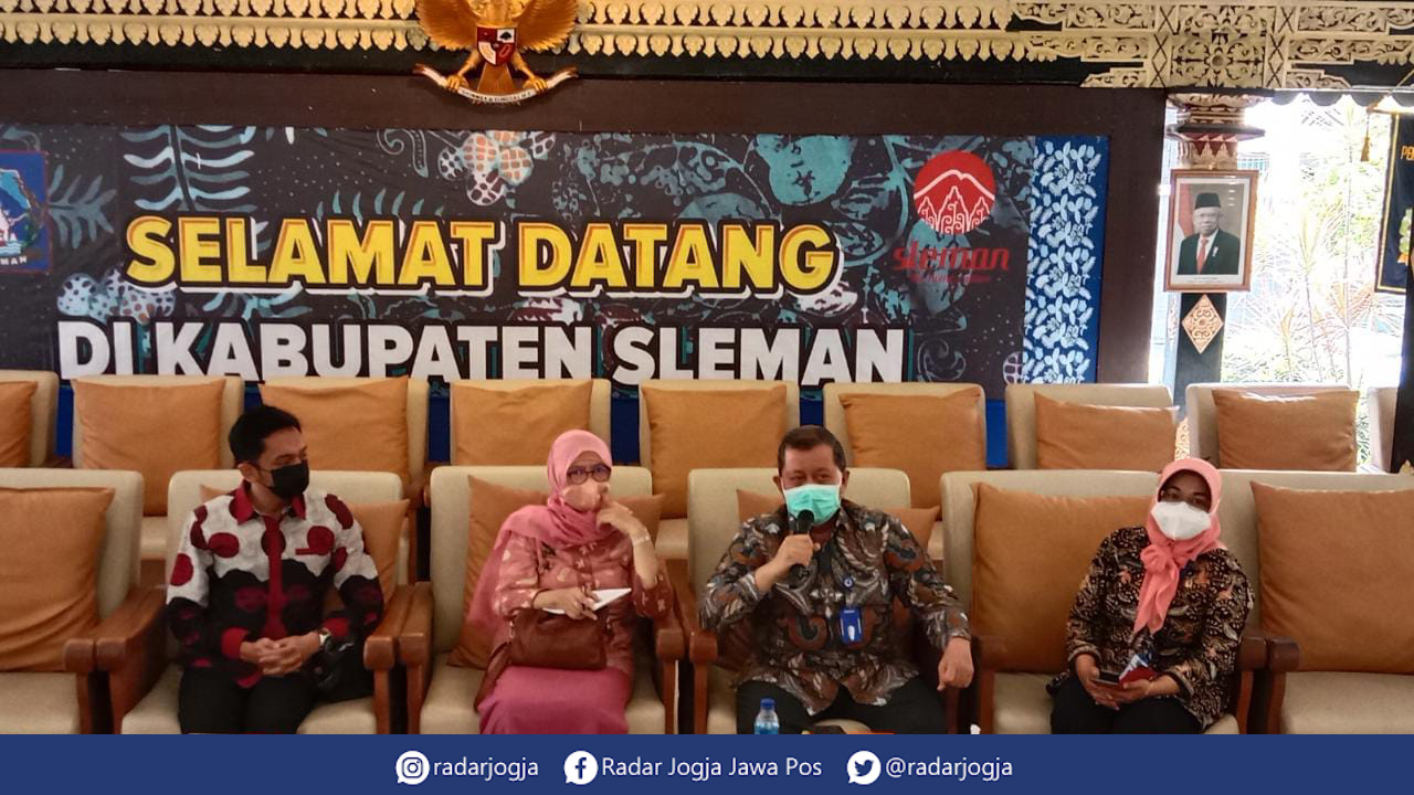 SERIUS : Jumpa pers di Pendopo Parasamya Sleman terkait kasus gagal ginjal akut pada anak di Sleman, Jumat (21/10). (ANNISSA KARIN/RADAR JOGJA)