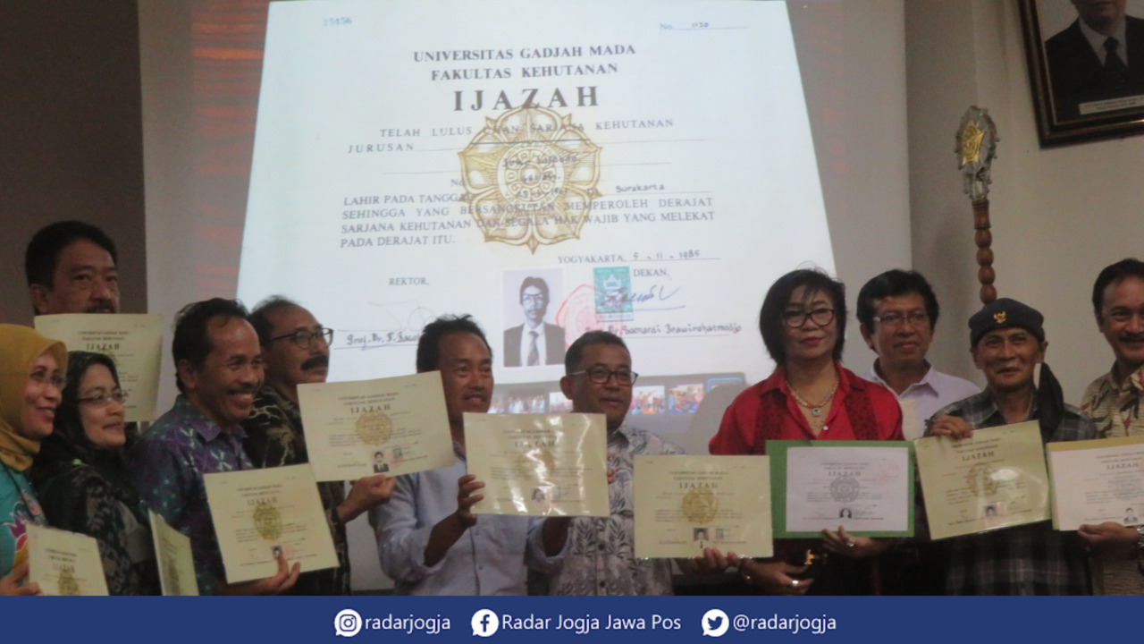 ASLI : Para alumni mahasiswa Fakultas Kehutanan UGM angkatan 1980 tegaskan ijazah Jokowi asli. (DWI AGUS/RADAR JOGJA)