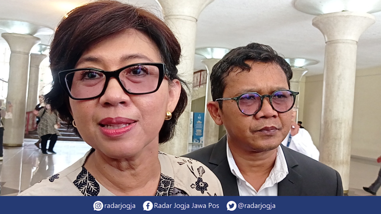 BOBOL : Rektor UGM Ova Emilia didampingi Wakil Rektor UGM Arie Sujito menjelaskan kronologi peretasan puluhan website UGM saat ditemui di Balairung UGM, Senin (24/10). (DWI AGUS/RADAR JOGJA)