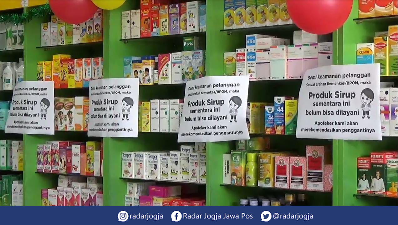 DITARIK : Apotek di Sleman menyetop penjualan obat sirup menyusul larangan oleh Kementerian Kesehatan beberapa waktu lalu. (ANNISSA KARIN/RADAR JOGJA)