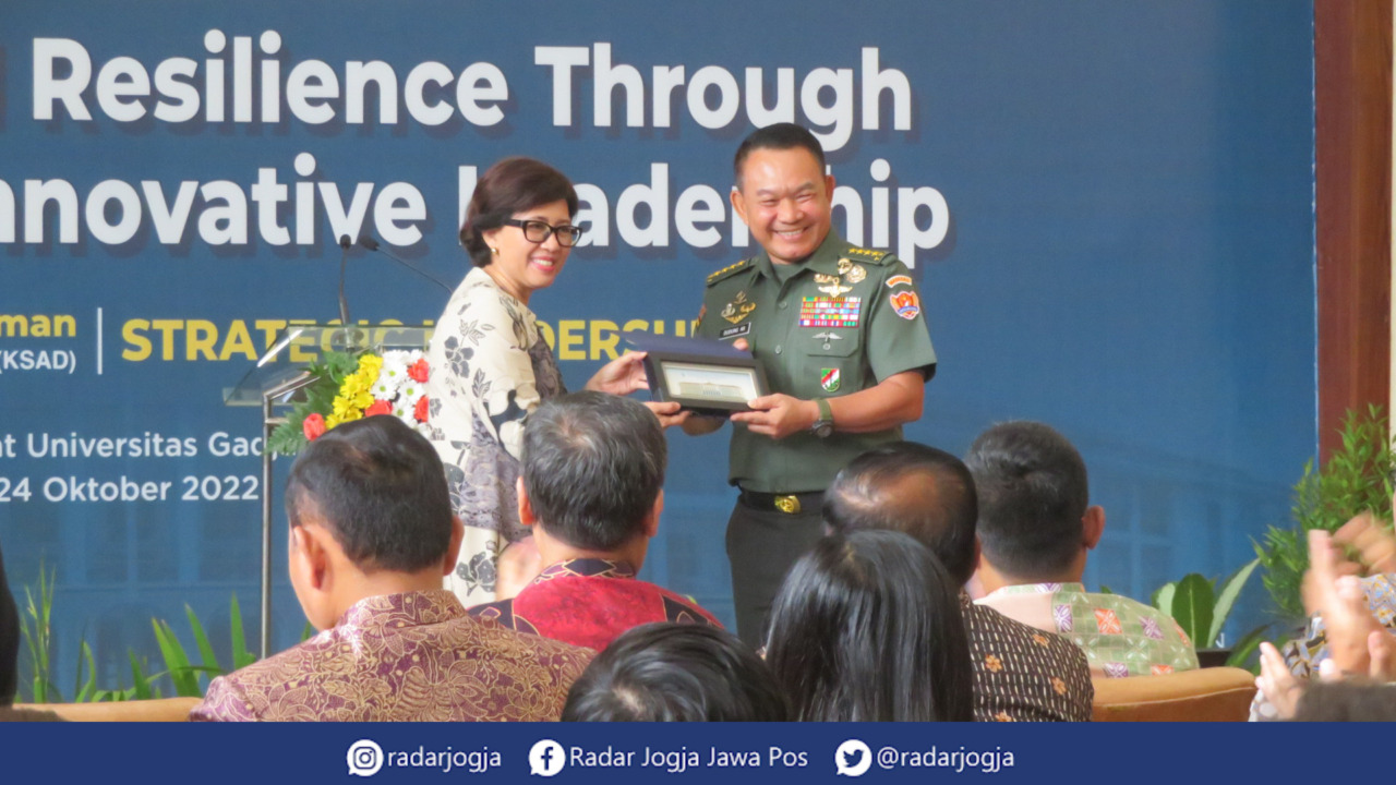 PEMIMPIN : Kepala Staf Angkata Darat (KSAD) Jenderal TNI Dudung Abdurachman bersama Rektor UGM Ova Emilia saat menjadi pembicara tentang Kepempimpinan di Balai Senat UGM, Senin (24/10). (DWI AGUS/RADAR JOGJA)