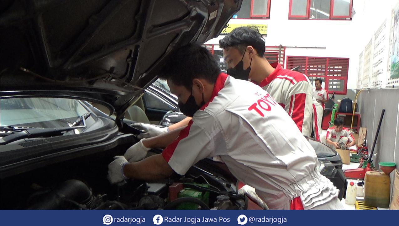 TELATEN : Para siswa terjun langsung melakukan servis ringan mobil di Kampus 2 SMK Muhammadiyah Pakem, Rabu (26/10). (ANNISSA KARIN/RADAR JOGJA)
