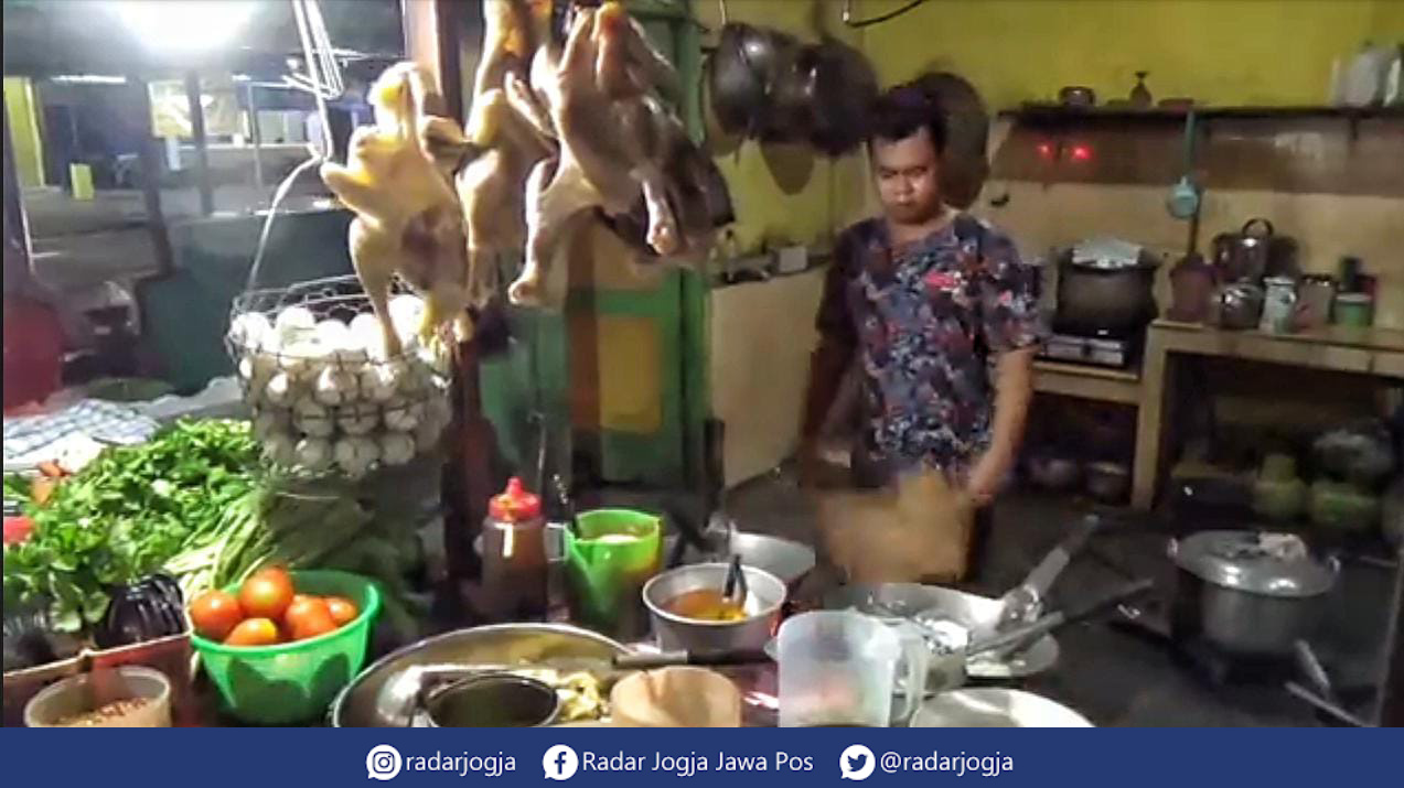 AWET : Mie lethek di Warung Bakmi Pak Pele di Jalan Godean Kilometer 7, Bantulan, Sidoarum, Sleman. Warung ini telah ada sejak tahun 1983. (ANNISSA KARIN/RADAR JOGJA)