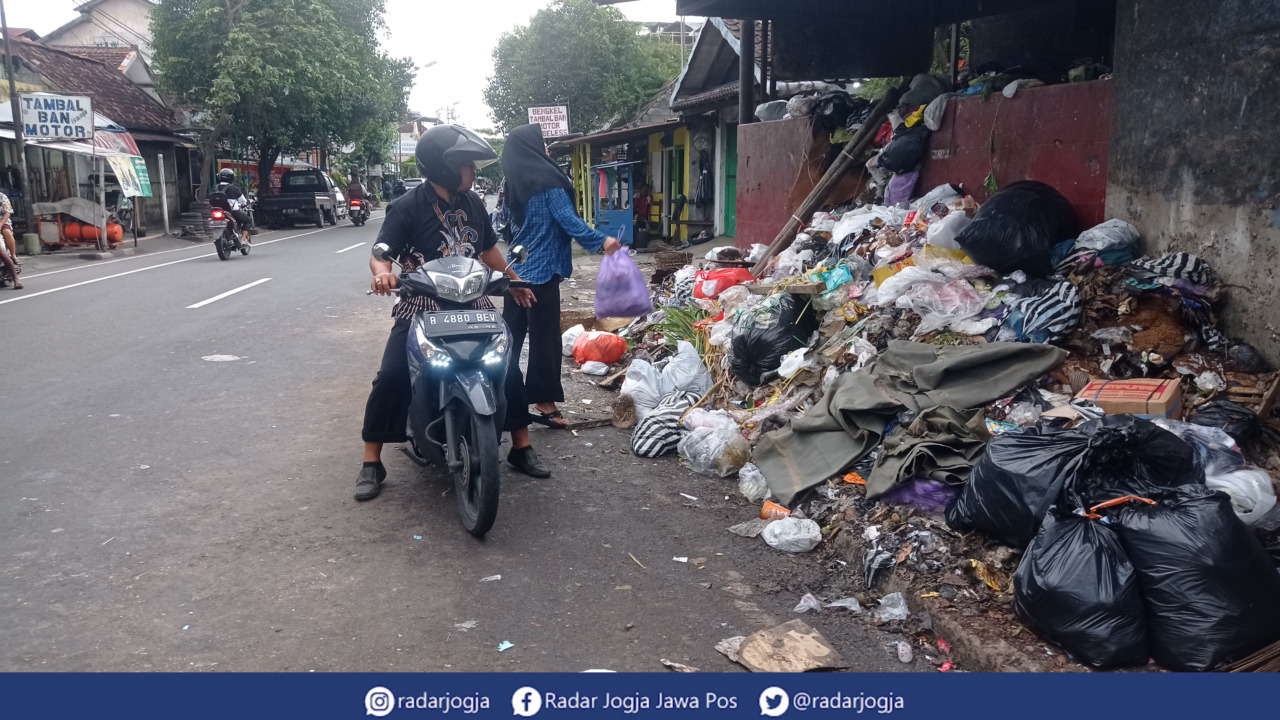 MENUMPUK : Warga membuang sampah di TPS kawasan Lempuyangan, Kamis (27/10). ( DWI AGUS/RADAR JOGJA)