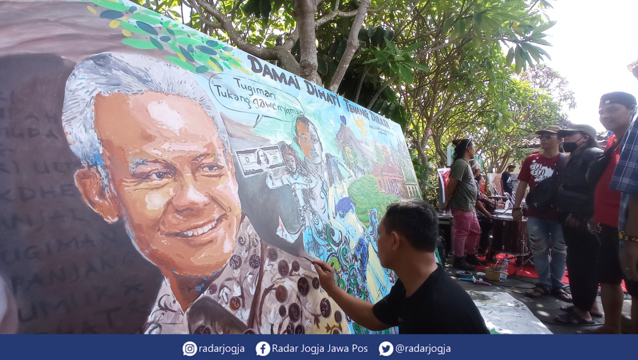 MANGUBAGYA : Para seniman melukis secara on the spot dalam acara Dirgahoree Mas Tugiman di Plaza Tamansari Karaton Ngayogyakarta Hadiningrat, Jumat (28/10). (DWI AGUS/RADAR JOGJA)