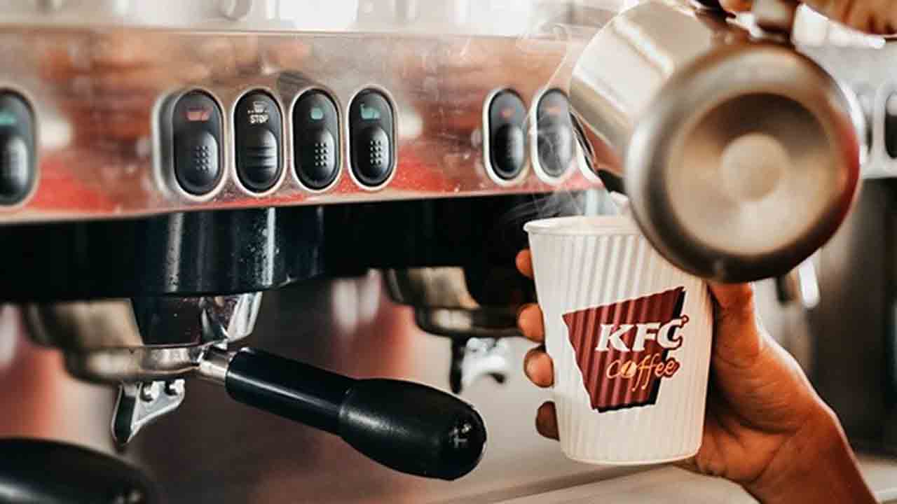 SATUKAN GEN Z DAN BOOMER: Memperingati Sumpah Pemuda 2022, KFC Coffee menggelar kampanye bertajuk ‘Pour it All Out/Obrolin Semua. (KFC COFFEE FOR RADAR JOGJA)
