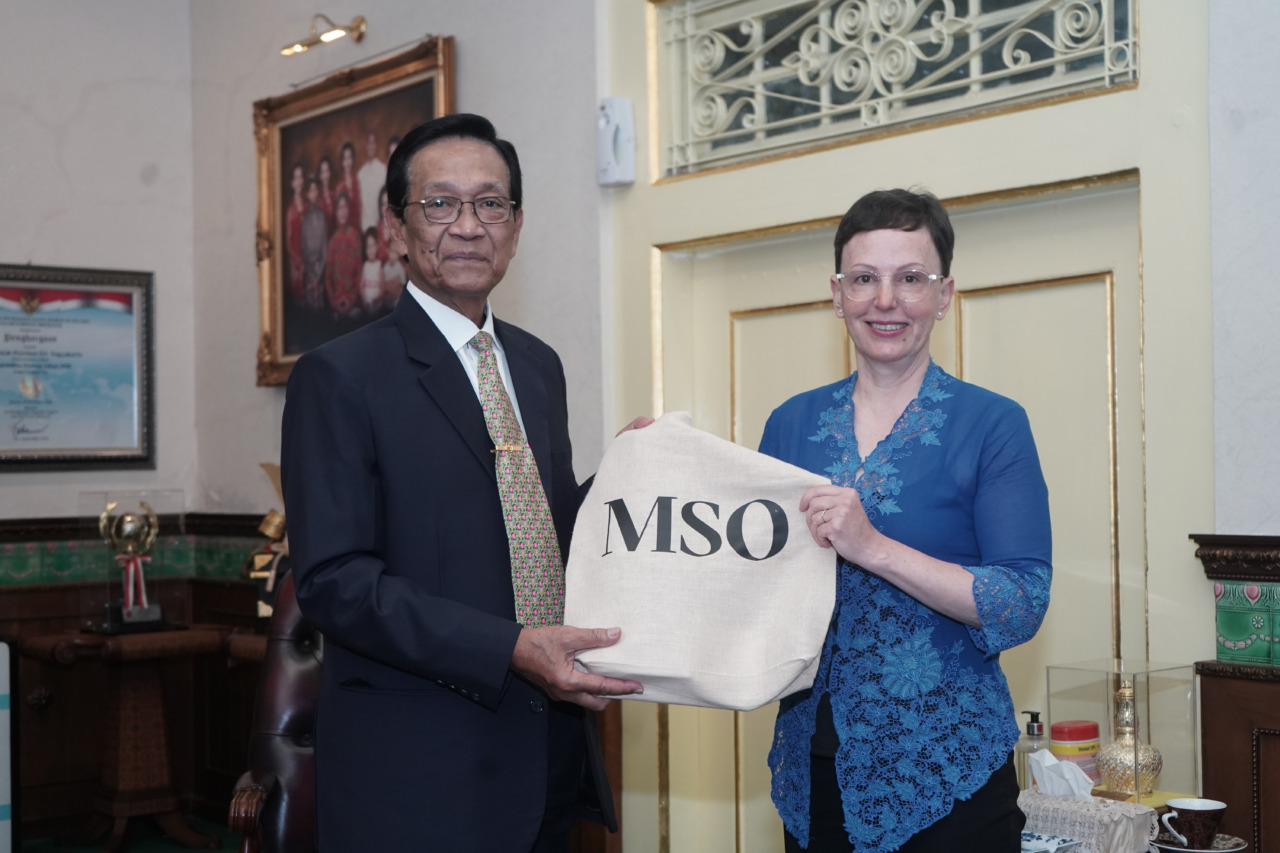 KOLABORASI : Gubernur DIJ Hamengku Buwono X menyambut CEO Melbourne Symphony Orchestra Sophie Gallaise di Gedhong Wilis Kompleks Kepatihan Pemprov DIJ, Kamis (20/10). (DWI AGUS/RADAR JOGJA)