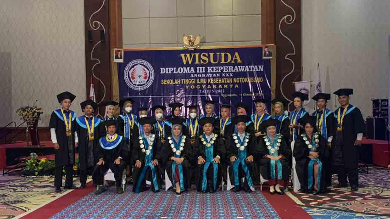 LULUS: Sekolah Tinggi Ilmu Kesehatan (STIKES) Notokusumo Yogyakarta menggelar acara wisuda untukProdi Diploma III Keperawatan angkatan ke-30 yang dilaksanakan di Hotel Sahid Raya Babarsar. (STIKES NOTOKUSUMO FOR RADAR JOGJA)
