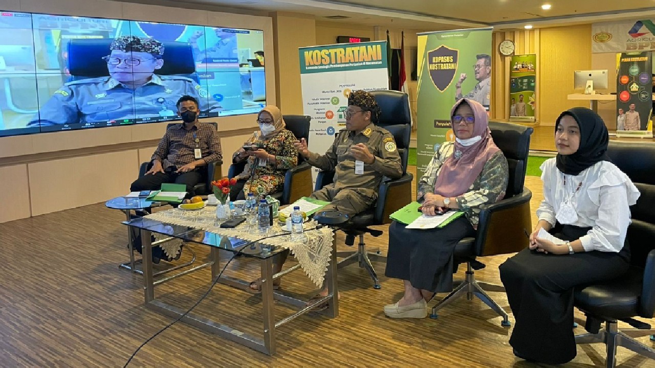 SENSE OF CRISIS: Kepala BPPSDMP Kementan Dedi Nursyamsi (tengah) berharap krisis pangan bisa diantisipasi, salah satunya melalui ToT Solusi Pupuk Mahal. (ISTIMEWA)