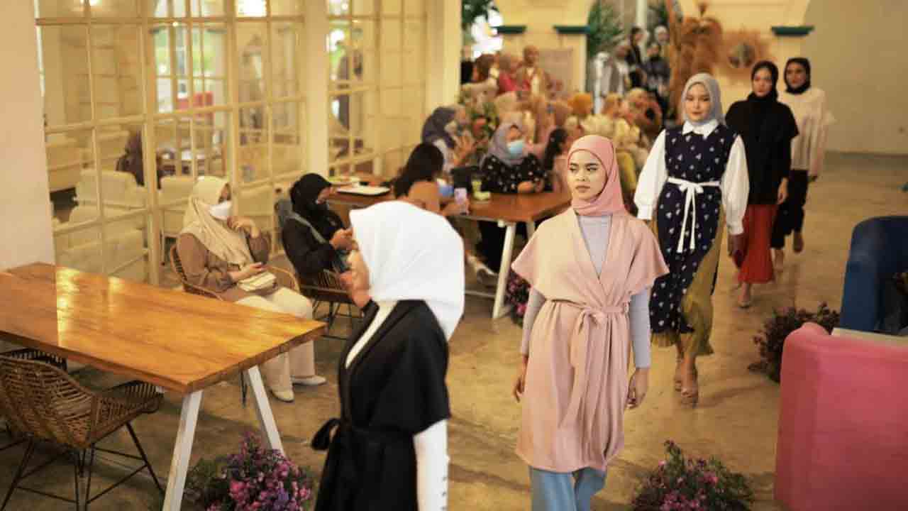 CANTIK: Fashion Show Competition oleh Wardah digelar di salah satu kafe di Jalan Garuni II, Kledokan, Caturtunggal, Depok, Sleman. (WARDAH FOR RADAR JOGJA)