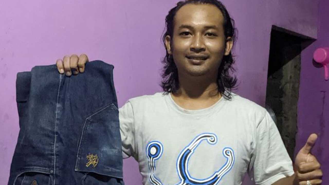 LEBIH HEMAT: Dimas Syukron Aris, warga Kalurahan Triharjo, Kapanewon Wates, Kulonprogo menenteng celana naptol (kanan). Harun Susanto tetap percaya diri dengan sisa jeans yang dulu pernah dinaptol.(HENDRI UTOMO/RADAR JOGJA)