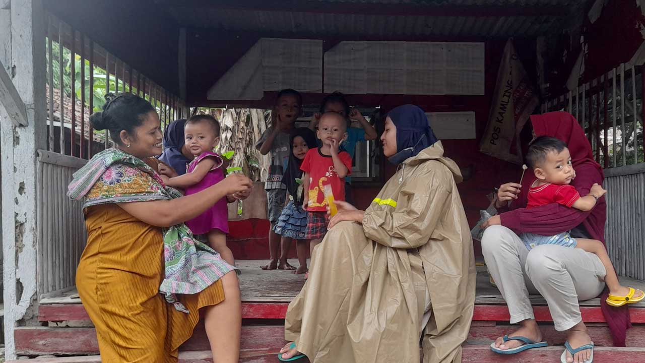 JAGA KONDISI: Ibu-ibu membawa anaknya untuk bercengkrama di sebuah pos ronda di daerah Wirokerten, Banguntapan, Bantul, kemarin (24/10).(SITI FATIMAH/RADAR JOGJA )