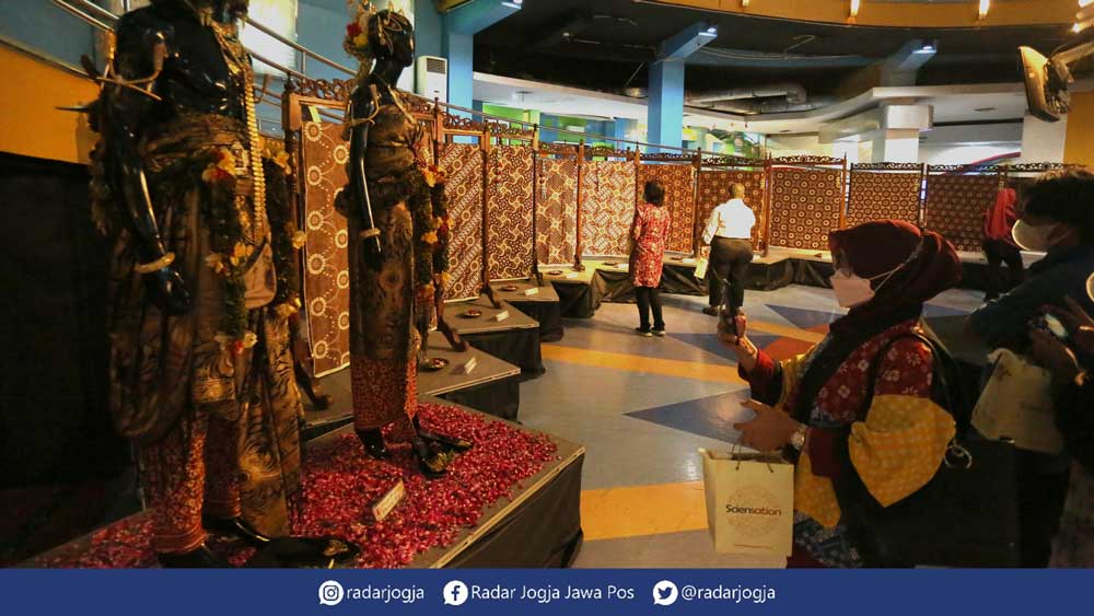 Pengunjung mengamati beragam batik yang dipamerkan di Dome Area, Gedung Oval Taman Pintar, Jogja, Jumat (28/10). Taman Pintar kembali menggelar pameran batik Keraton Jogja dan Kadipaten Pakualaman. Total ada 27 batik di gelaran pameran batik ini (foto: El