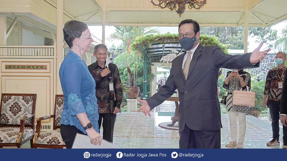 AKRAB: Gubernur DIJ Hamengku Buwono X menyambut CEO Melbourne Symphony Orchestra Sophie Gallaise di Gedhong Wilis Kompleks Kepatihan Pemprov DIJ, kemarin (20/10). (DWI AGUS/RADAR JOGJA)