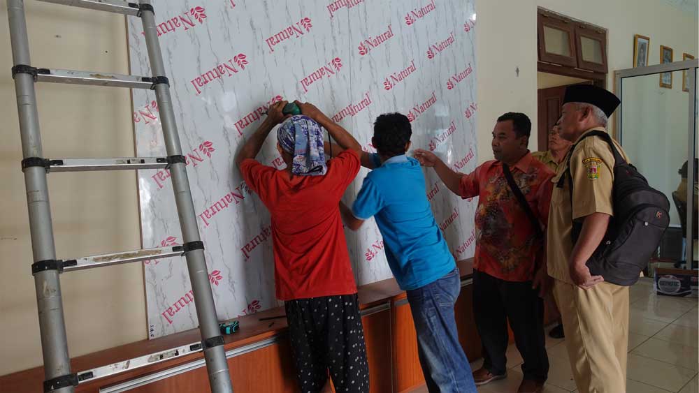 PENGABDIAN: Warga yang berprofesi sebagai tukang atau kuli bangunan mendapat pelatihan dari dosen dan mahasiswa Untidar guna meningkatkan kemampuan mereka. (Humas Untidar untuk radar jogja)