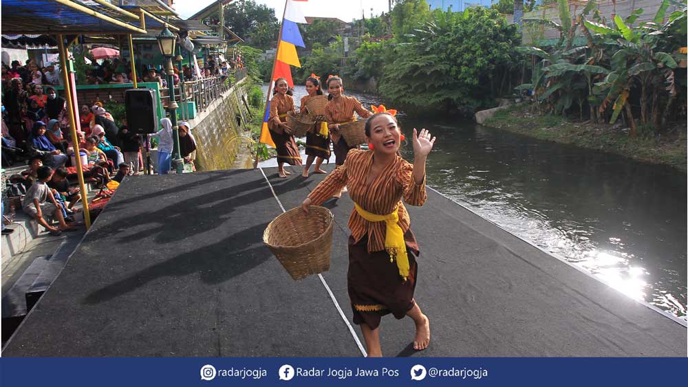 CERIA: Penari menampilkan Tari Angin-angin dalam upacara adat Jogo X Jogo di Kampung Serangan, Kelurahan Notoprajan, Kecamatan Ngampilan, Kota Jogja, kemarin (27/10). (Guntur Aga/Radar Jogja)