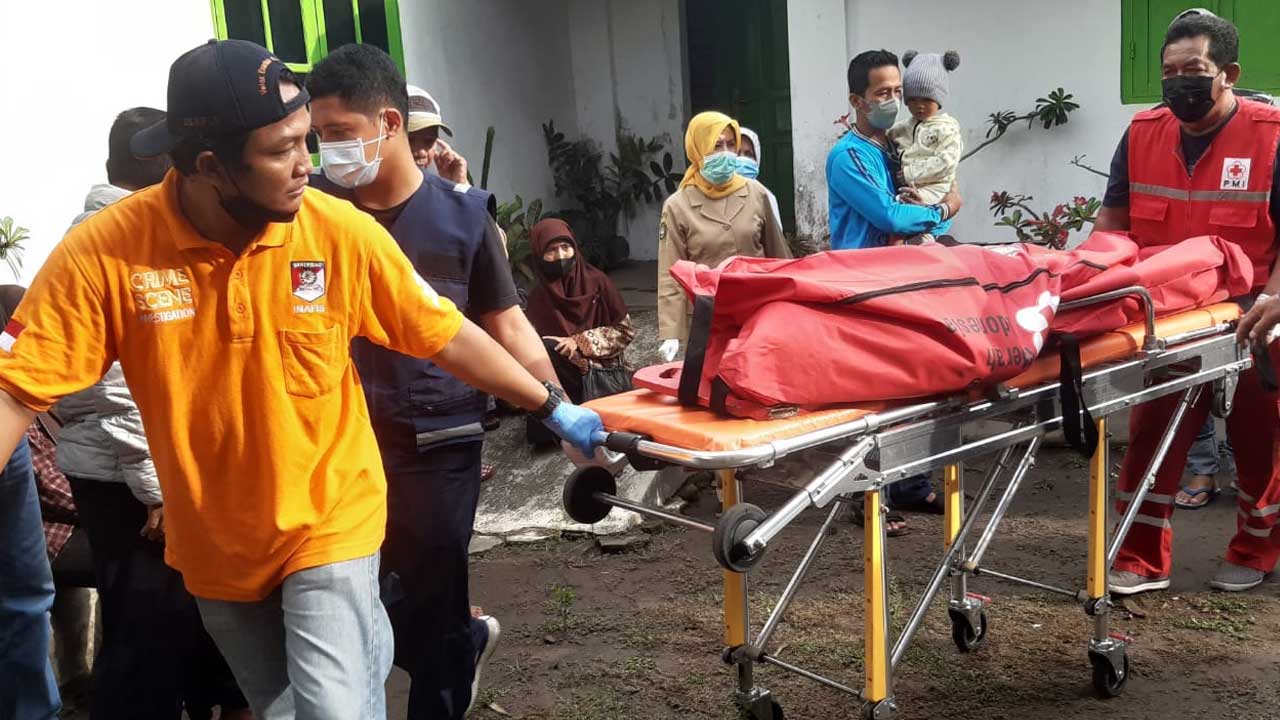 OLAH TKP: Polisi saat melakukan olah tempat kejadian perkara pembunuhan di Padukuhan Karang Pule, Tirtonirmolo, Kasihan kemarin (10/10).(DOKUMENTASI HUMAS POLRES BANTUL)