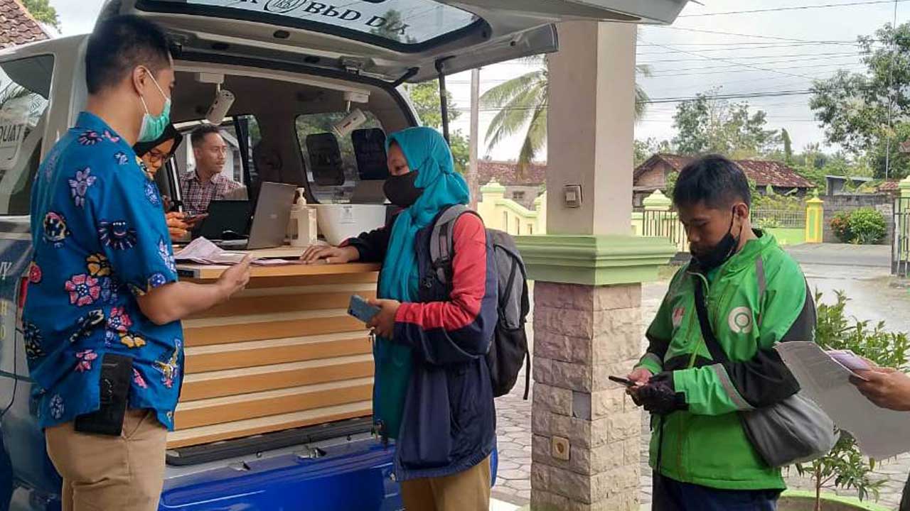 JEMPUT BOLA: Mobil pajak keliling BKAD Kulonprogo saat melayani wajib pajak di Balai Kalurahan Margosari, Kapanewon Pengasih.(Dok Humas KP untuk Radar Jogja)