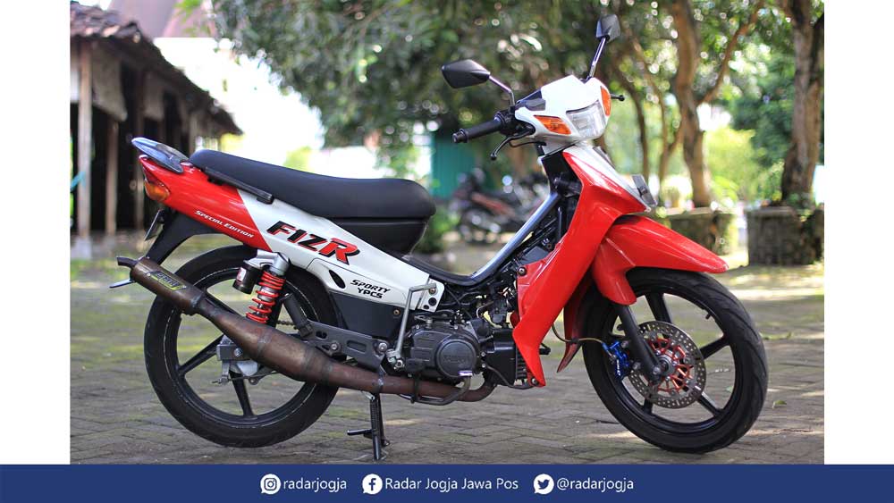 LAGI TREN: Keberadaan motor 2-tak kembali tren saat ini. Tampak Yamaha F1ZR yang pernah menjadi primadona bebek 2-tak di zamannya. (Guntur Aga Tirtana/Radar Jogja)