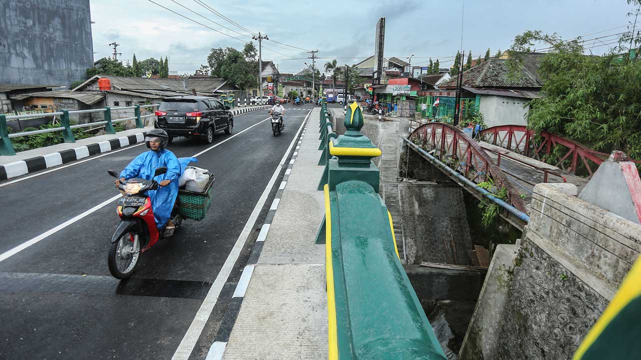 LEBIH LEBAR: Pengendara motor melintas di Jembatan Prayan Caturtunggal, Depok kemarin (24/10). Jembatan Prayan yang baru mulai dibuka untuk menggantikan Jembatan Merah yang sudah tidak layak.(ELANG KHARISMA DEWANGGA/RADAR JOGJA)