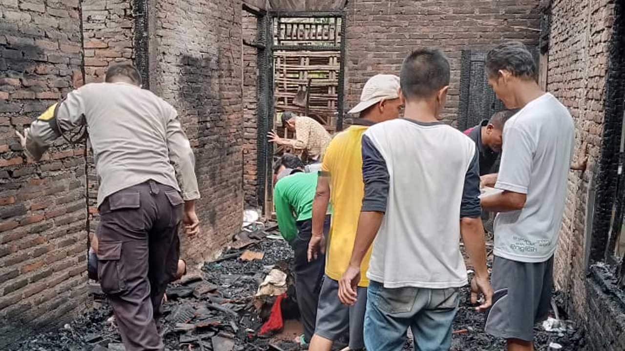 LUDES - Peristiwa kebakaran rumah terjadi di Padukuhan Kuwon Kidul, Pacarejo, Semanu dini hari kemarin (4/10).(Foto-foto Lurah Pacarejo, Semanu)