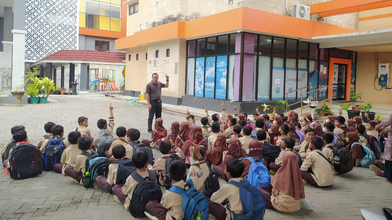 LEBIH DEKAT - Puluhan siswa SDIT Tunas Mulia Wonosari mengadakan wisata edukatif di Dinas Perpustakaan dan Kearsipan (Dispussip) Kabupaten Gunungkidul akhir pekan lalu.(Dokumentasi Perpusda Gunungkidul)