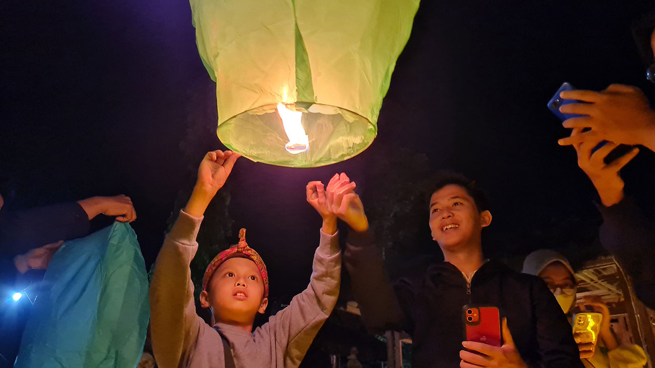 DAYA TARIK: Beberapa pengunjung tampak menerbangkan lampion agar wisata selfie glamour camping di Desa Ngargogondo, Kecamatan Borobudur ini akan terus berkembang.(NAILA NIHAYAH/RADAR JOGJA)