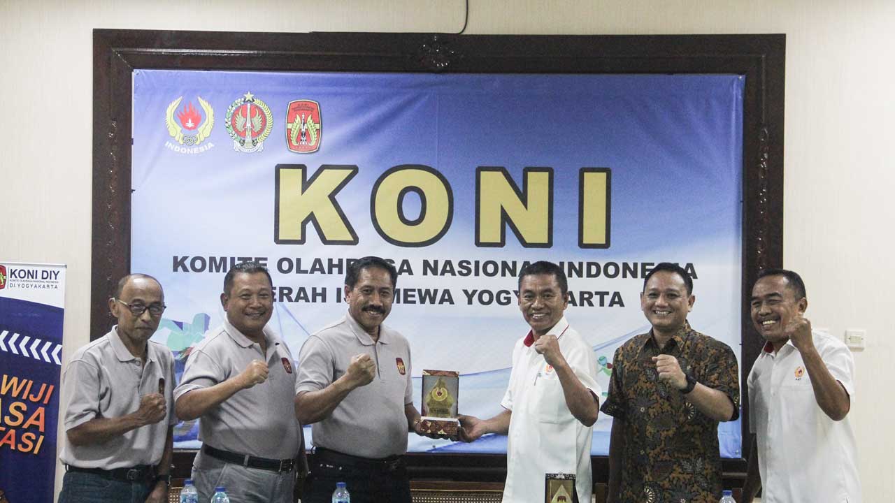 KERJA SAMA: Komite Olahraga Nasional Indonesia (KONI) Daerah Istimewa Jogjakarta (DIJ) menerima kunjungan dari KONI Kabupaten Pati dan Dinas Kepemudaan, Olahraga, dan Pariwisata Kabupaten Pati, kemarin (10/10).(GREGORIUS BRAMANTYO/RADAR JOGJA)