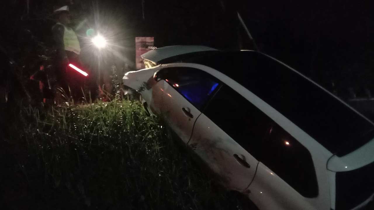 OLENG: Mobil Toyota Avanza AA 8473 DK saat dievakuasi pasca kecelakaan tunggal di Pengasih.(DOKUMEN POLRES KULONPROGO)