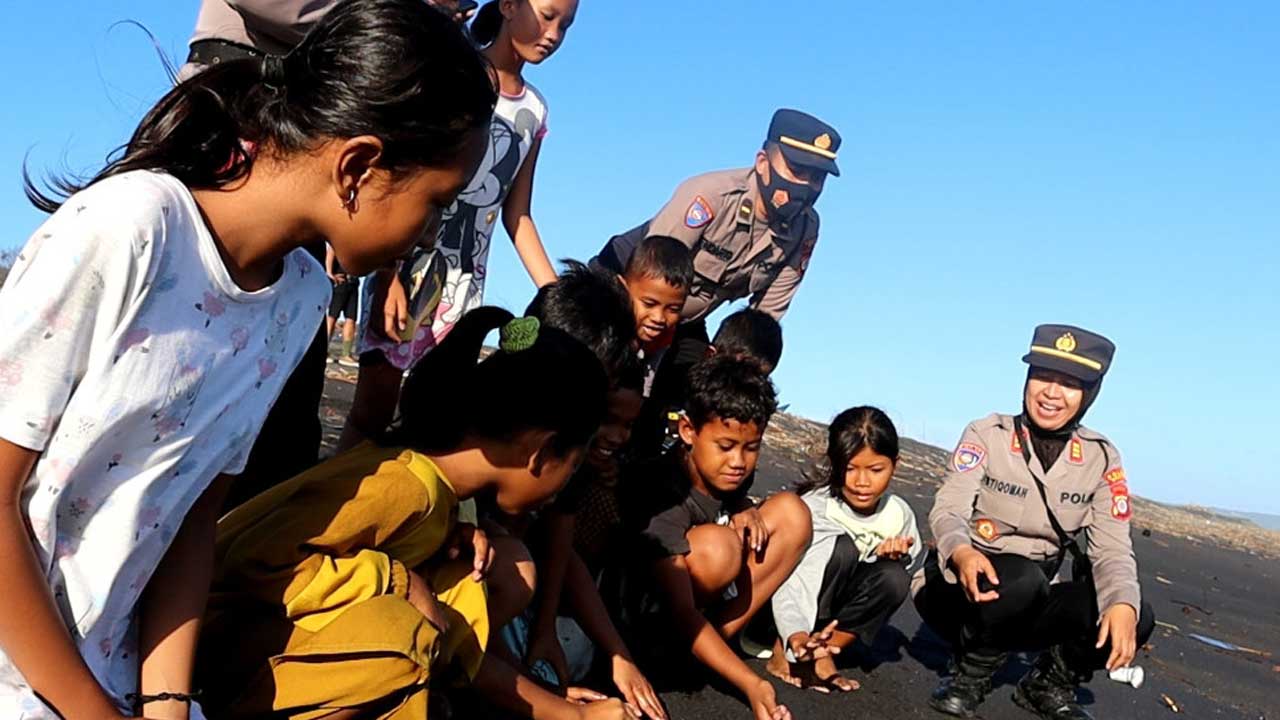 PEDULI: Suasana kegiatan pelepasan tukik dan aksi bersih-bersih pantai yang dilakukan Sat Binmas Polres Bantul di Pantai Samas pada Selasa (5/10) lalu.(DOKUMENTASI HUMAS POLRES BANTUL)
