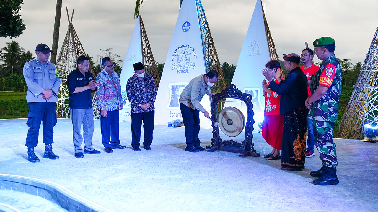 MERIAH: Asisten Perekonomian dan Pembangunan Setda Kabupaten Magelang Iwan Sutiarso saat menutup kegiatan Kemah Budaya Atsanti 2022, di Dusun Bumisegoro, Desa Borobudur, Sabtu (22/10).(Prokompim Setda Kabupaten Magelang)