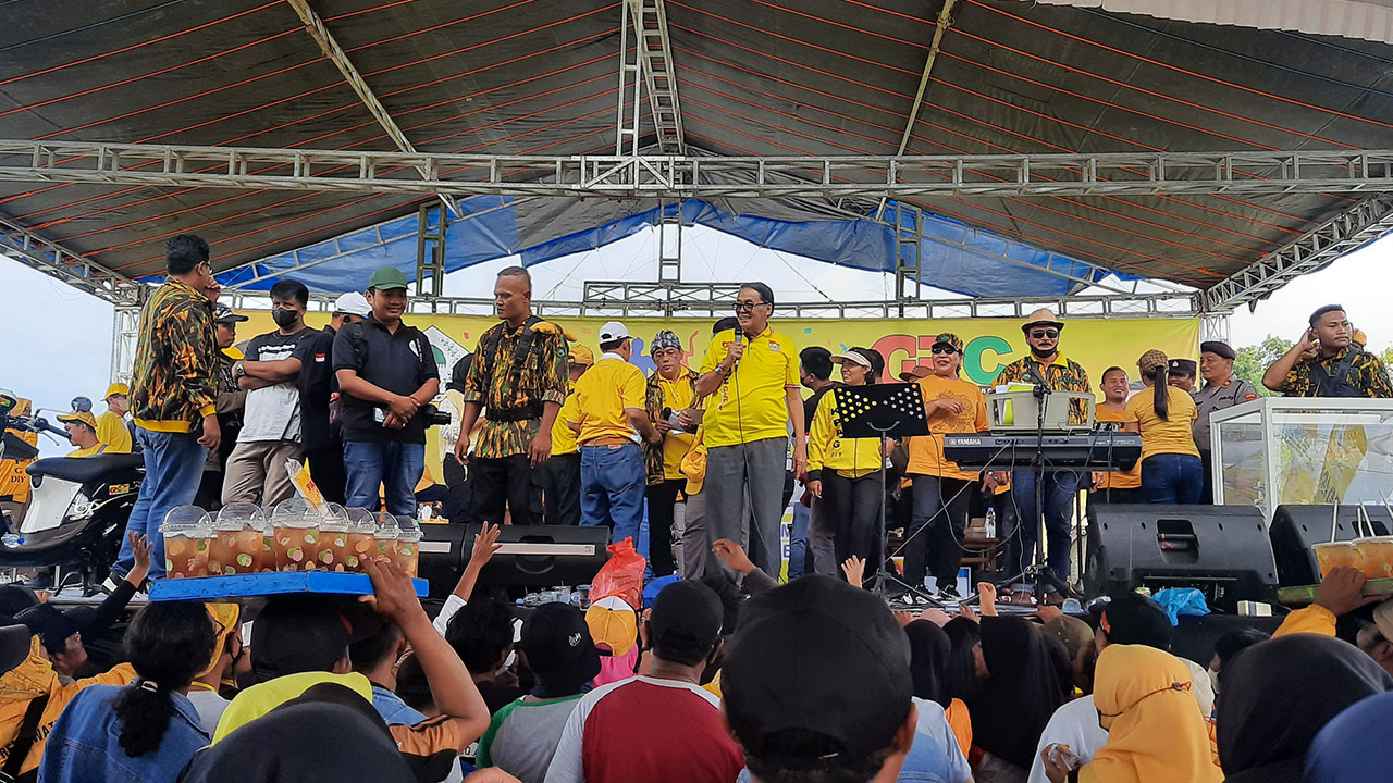 TARGET MENANG: Ketua DPD Golkar DIJ Gandung Pardiman di sela-sela kegiatan Peringatan Hari Jadi Partai Golkar ke-58 di Lapangan Wiladeg, Karangmojo kemarin (30/10).(GUNAWAN/RADAR JOGJA )
