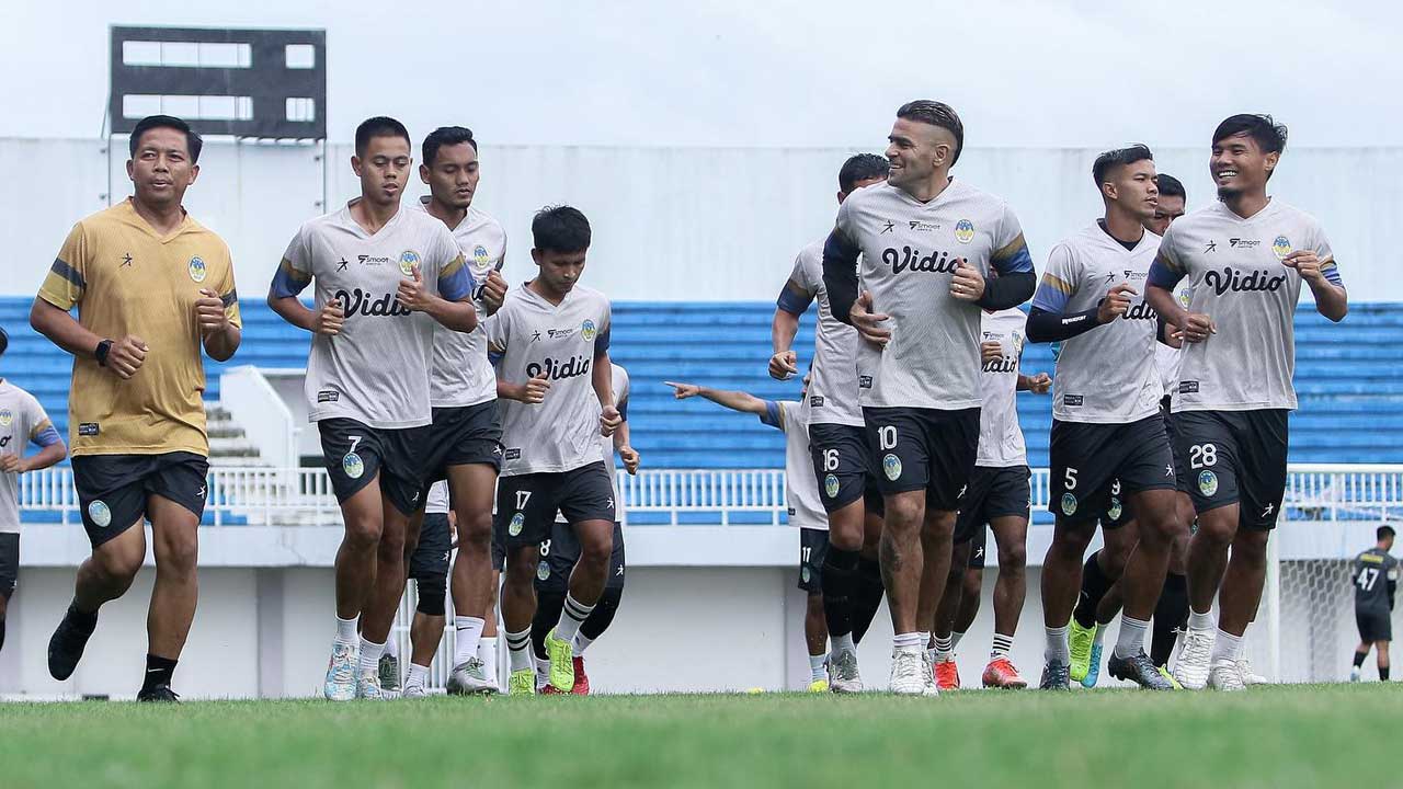 PEMANASAN: Para penggawa Laskar Mataram kembali menjalani sesi latihan di Stadion Mandala Krida, Senin (10/10) sore, usai diliburkan selama beberapa hari seiring dengan diberhentikannya liga Indonesia untuk sementara waktu.(DOKUMENTASI PSIM JOGJA)