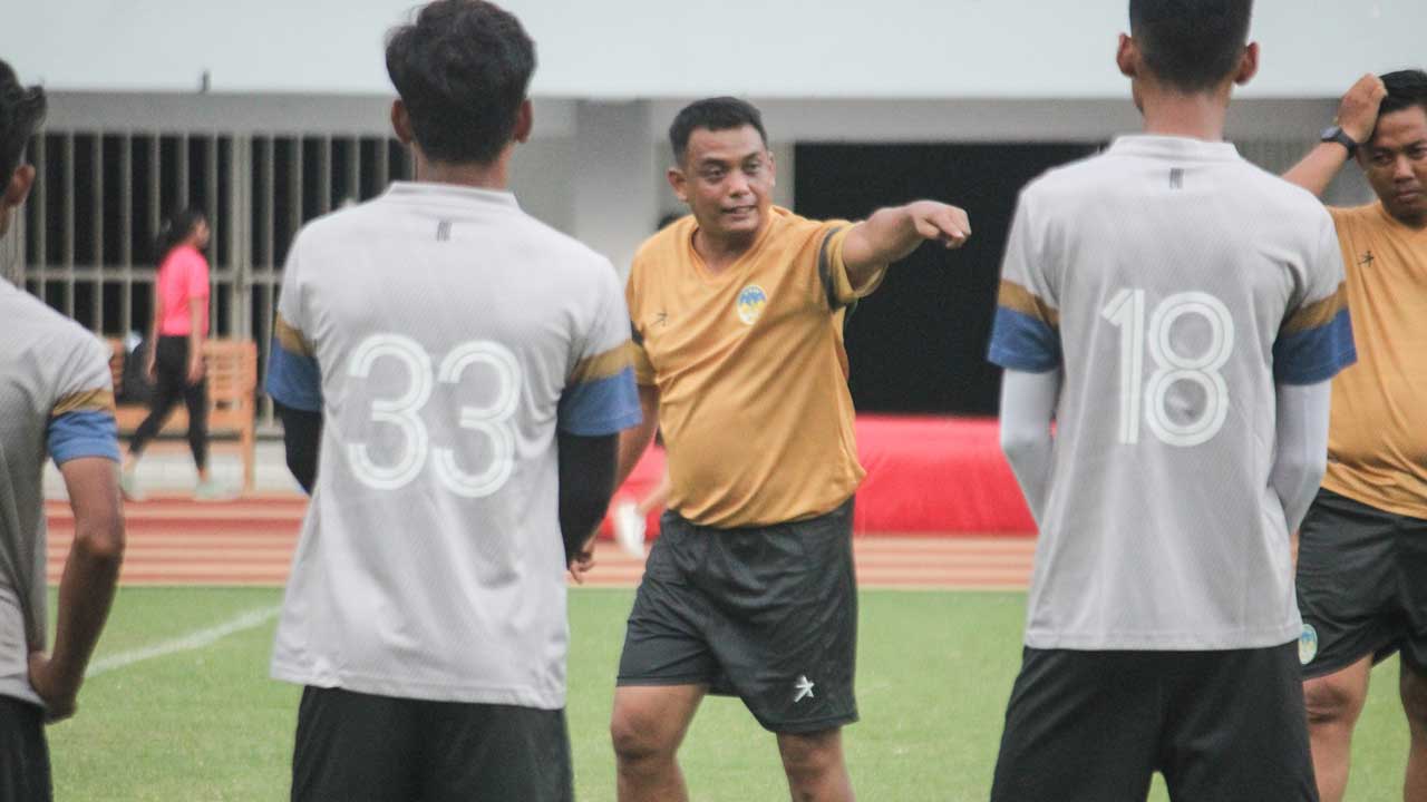 TUNGGU KEPASTIAN: Pelatih PSIM Jogja, Erwan Hendarwanto biasanya menerapkan latihan pada Senin hingga Jumat. Sabtu dan Minggu Libur.(GREGORIUS BRAMANTYO/RADAR JOGJA)