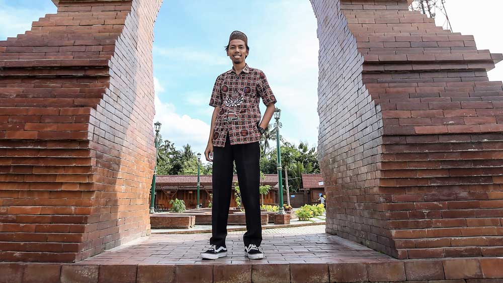 (Taufik Kamal, Lurah Pleret, Pendorong Kalurahan Digital)