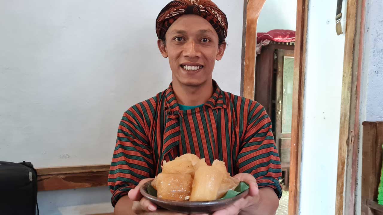 TRADISIONAL: Bajingan tela kerap disajikan sebagai hidangan pelengkap saat santai. Meski hanya sekadar ketela, namun banyak peminatnya.(NAILA NIHAYAH/RADAR JOGJA)