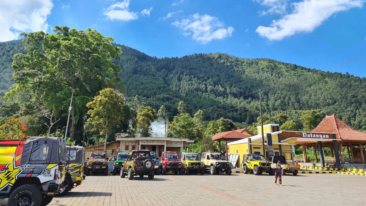 BERJAJAR: Beberapa armada jeep tampak melengkapi kawasan wisata Gunung Telomoyo, di Dusun Dalangan, Desa Pandean, Kecamatan Ngablak.(NAILA NIHAYAH/RADAR JOGJA)