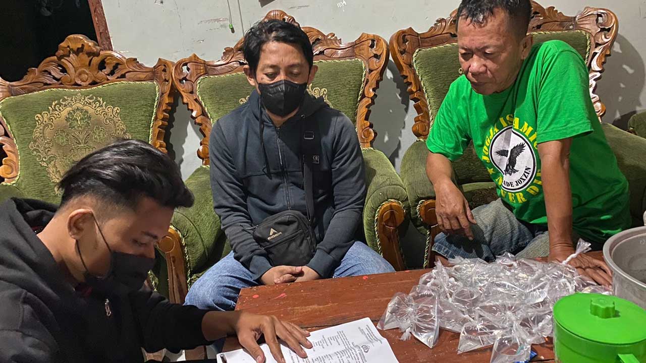 RAZIA: Petugas Polres Bantul saat melakukan razia miras oplosan pada Sabtu (29/10). Hasilnya puluhan botol miras berhasil diamankan.(DOKUMENTASI HUMAS POLRES BANTUL)