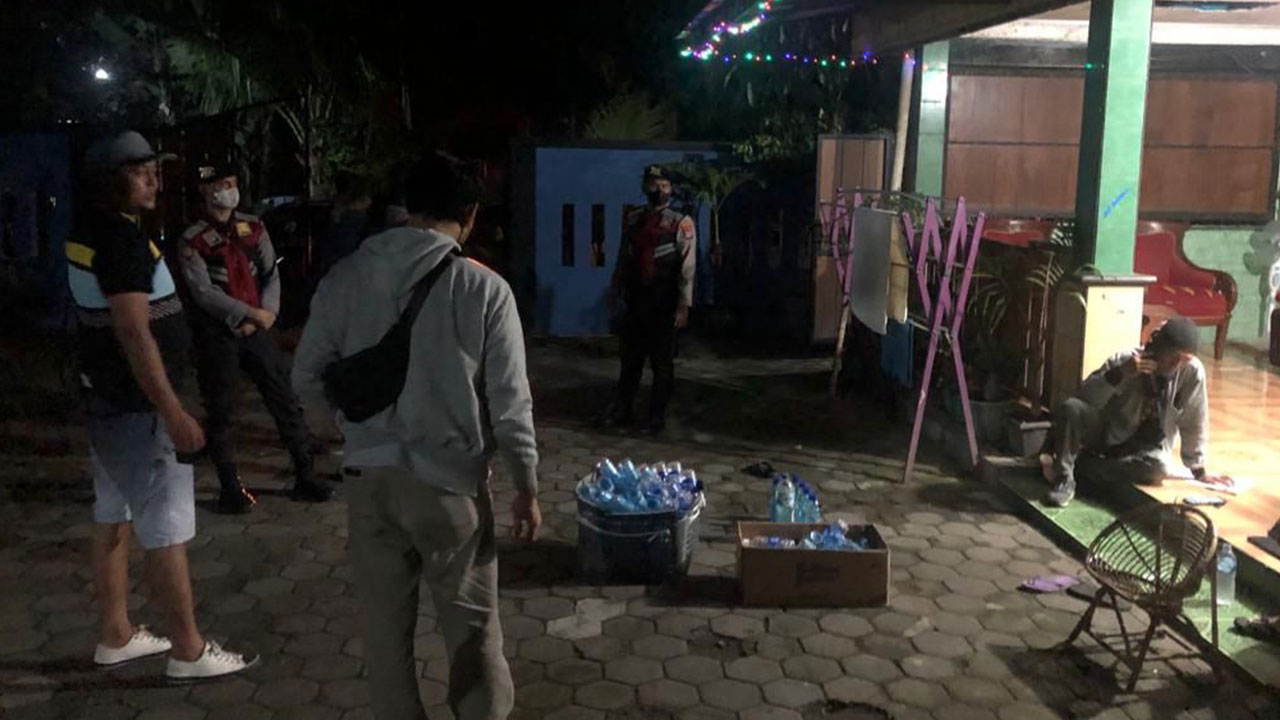 RAZIA: Petugas Polres Bantul saat mengamankan barang bukti miras oplosan dari kegiatan razia yang dilakukan dari 21-22 Oktober.(DOKUMENTASI HUMAS POLRES BANTUL)