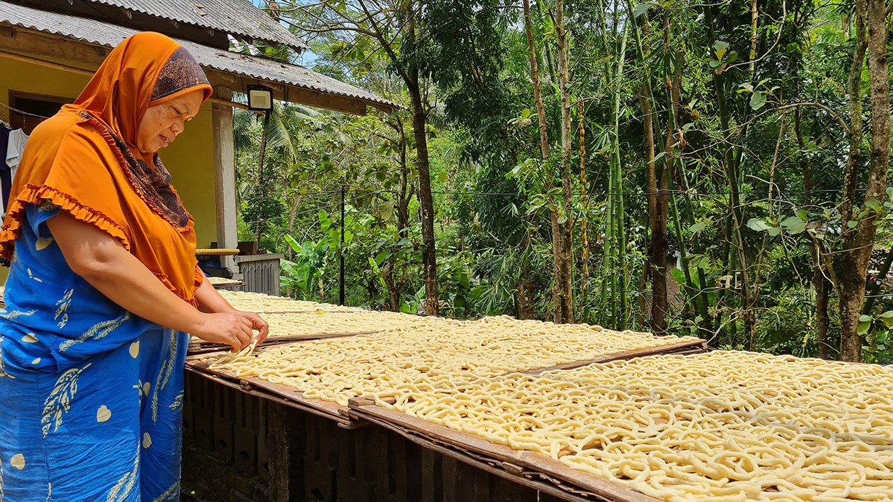 DIJEMUR: Sebelum digoreng, slondok harus melalui tahap penjemuran di bawah sinar matahari. Jika mendung, biasanya akan dioven.(NAILA NIHAYAH/RADAR JOGJA)
